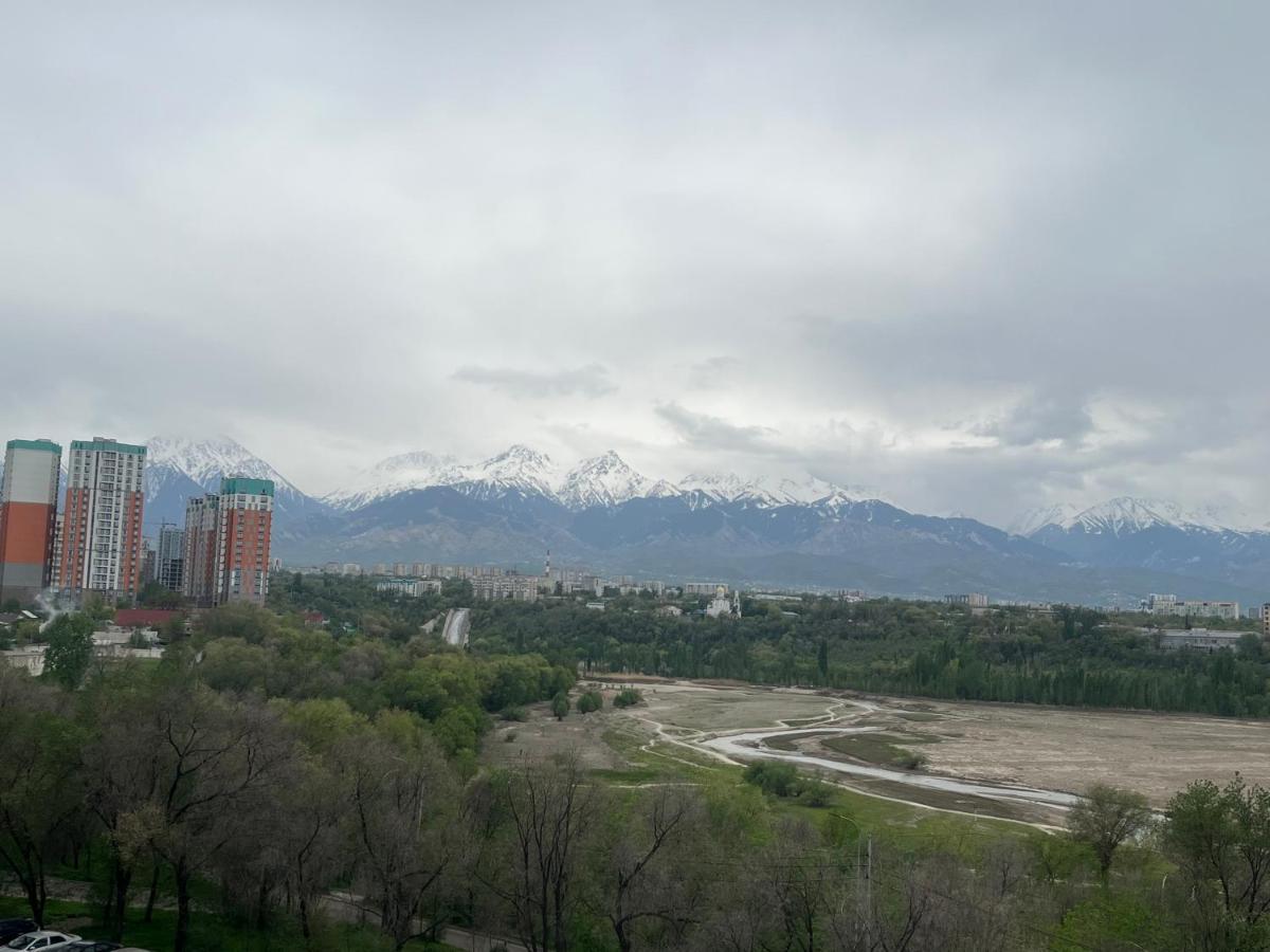 Апартаменты С Этническими Мотивами С Видом На Горы Almaty Bagian luar foto